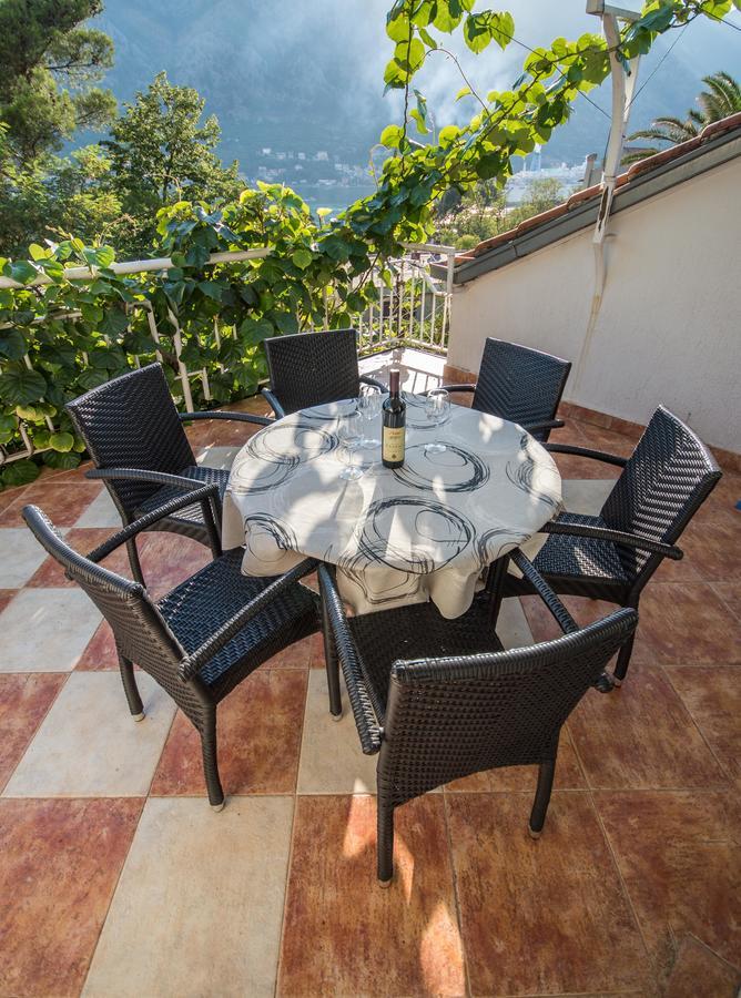 Apartment Kiwi Kotor Exterior photo
